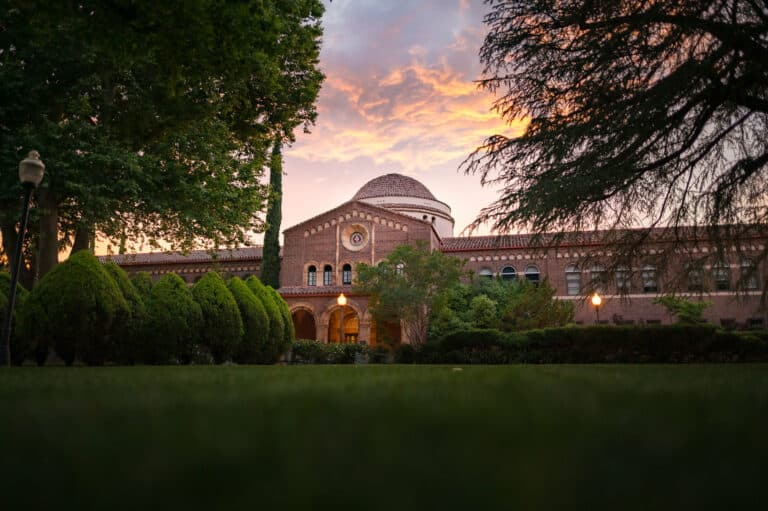 Sunset falls on Kendall Hall (Jason Halley/Chico State)